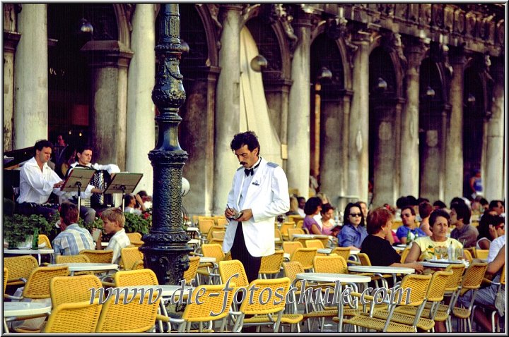 Kellner auf Markusplatz.jpg - (300mm Teleobjektiv)    Eines der ständig überfüllten Lokale rund um den Markusplatz  